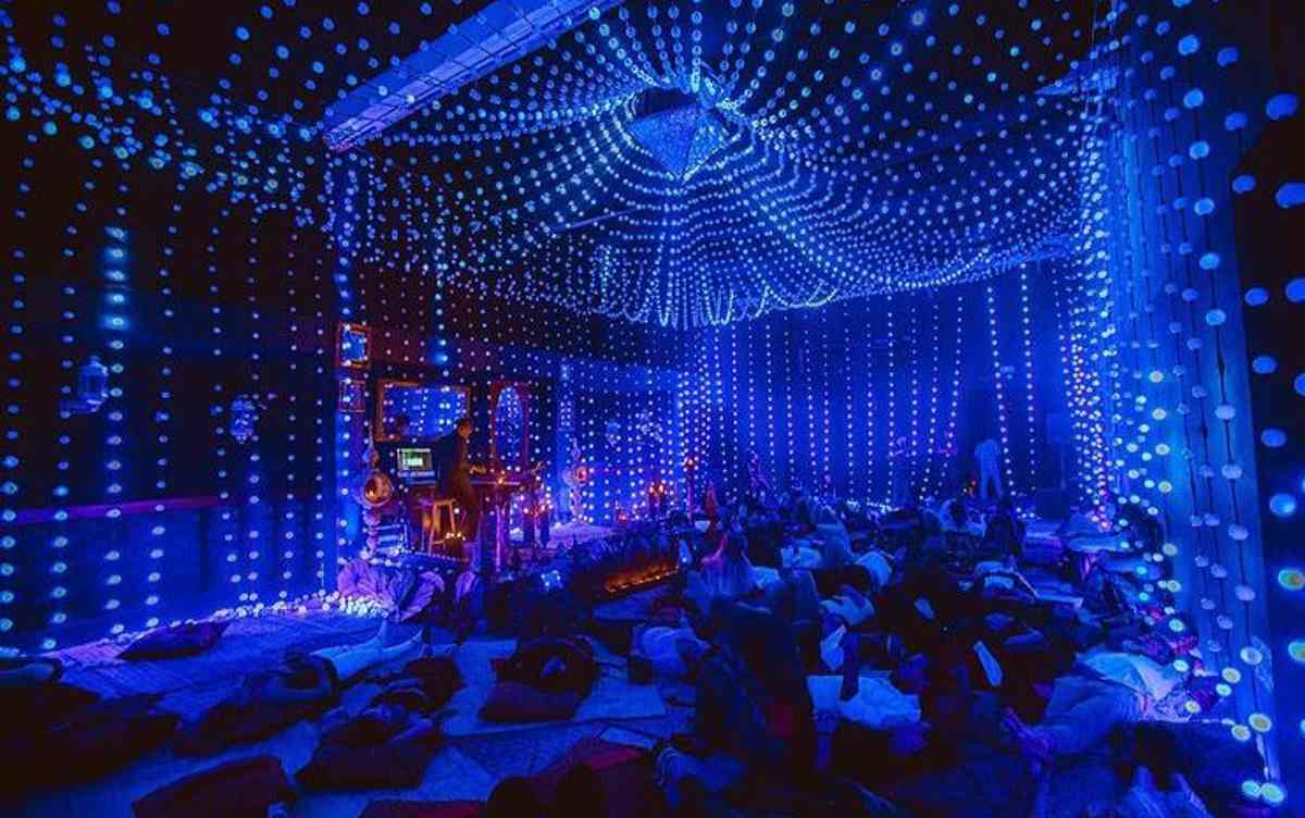 Sala llena de luces y un escenario